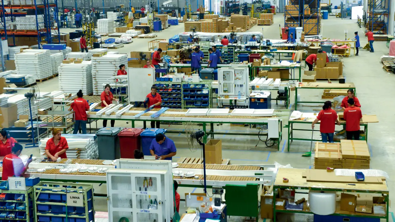 Operarios trabajando en una línea de producción industrial dentro de una planta maquiladora en Paraguay